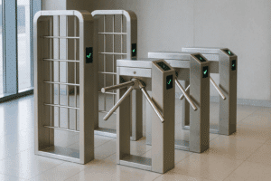 Torniquetes de altura completa y de trípode en acero inoxidable para control de acceso en edificio moderno | DIMEP
